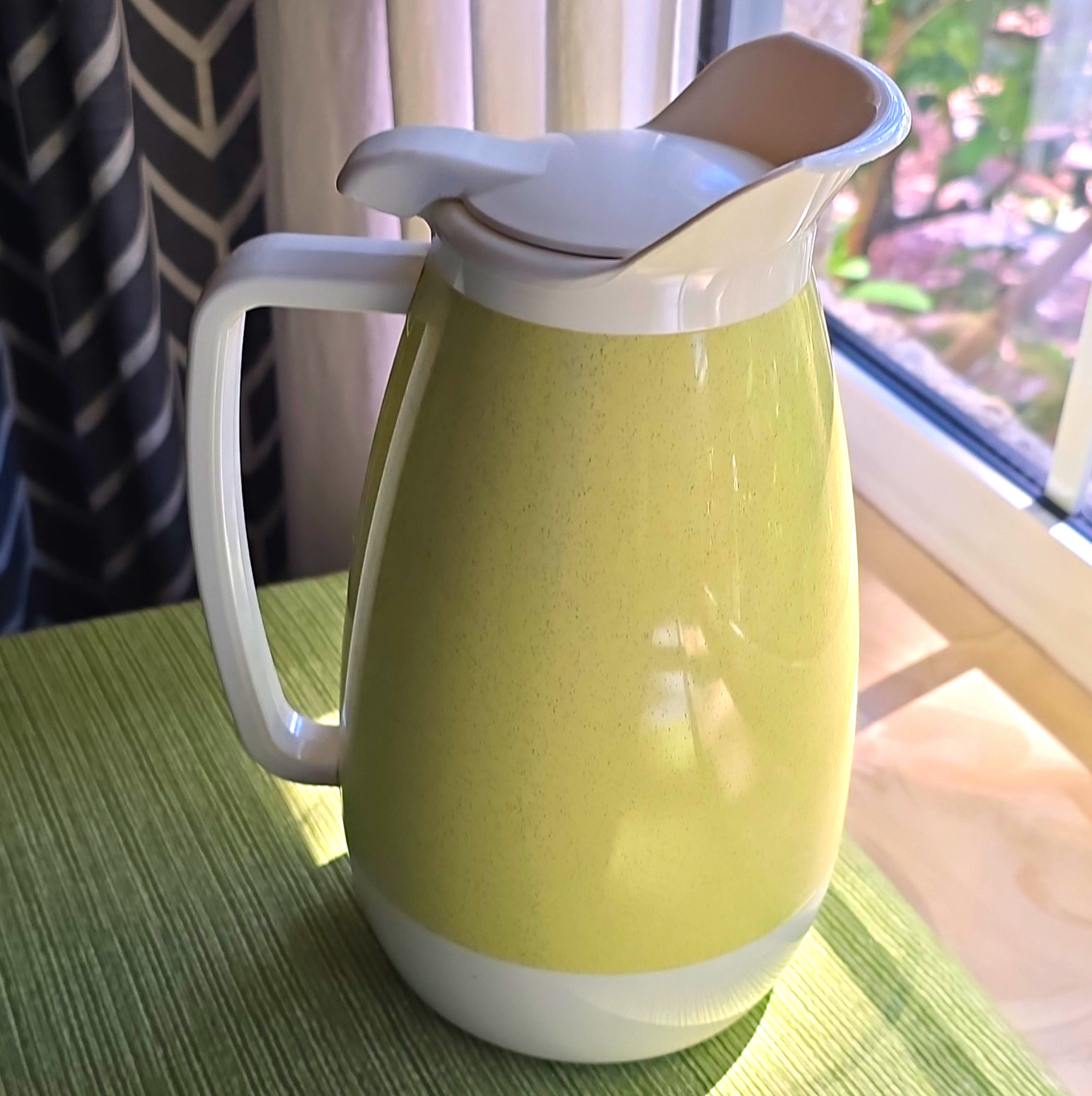 Vintage Thermo-Serv Insulated Coffee Carafe Speckled Yellow/White Flip Top 9 in Vintage Thermo-Serv Insulated Coffee Carafe Speckled Yellow/White Flip Top 9 in