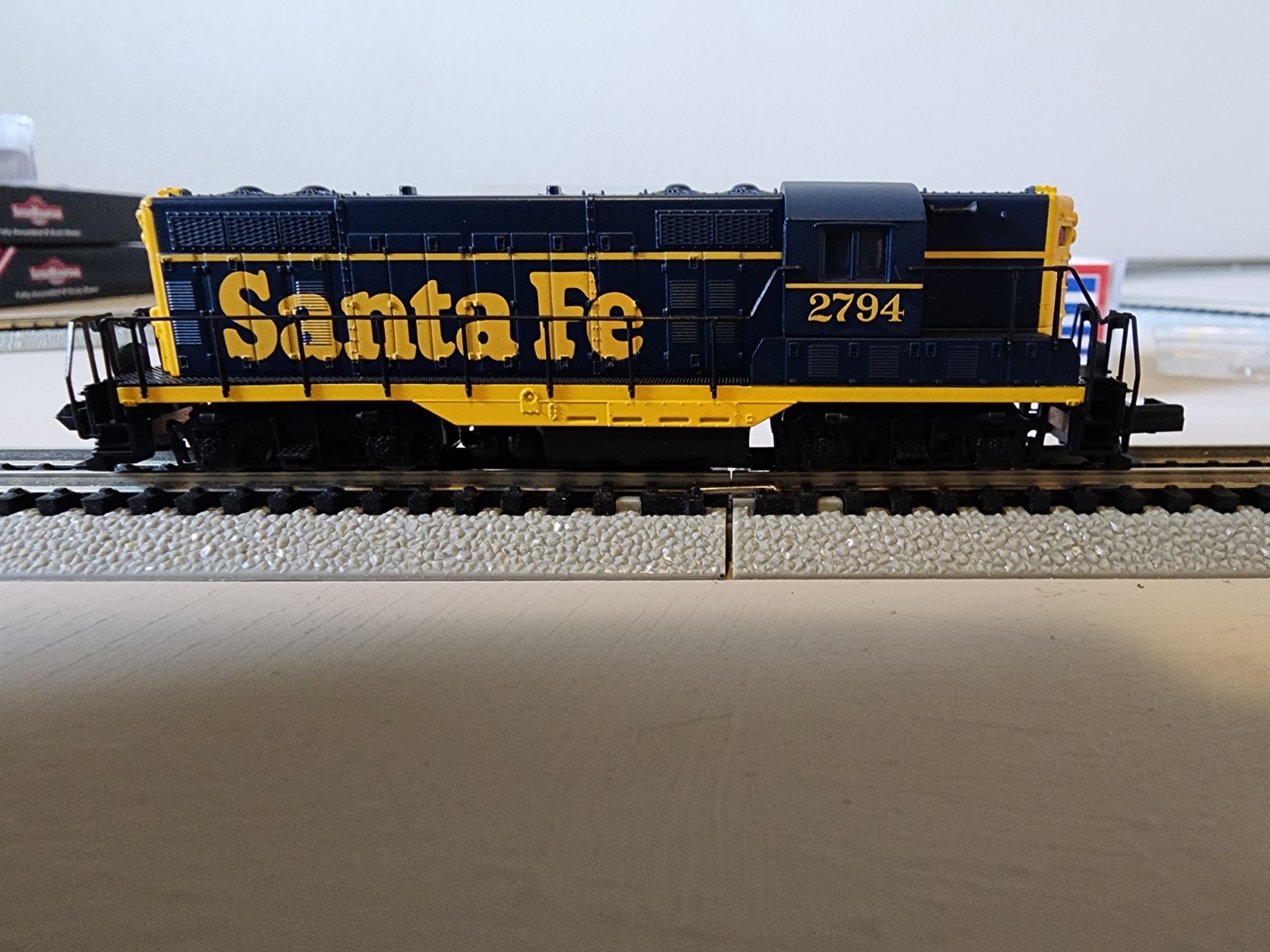N-scale Atlas Santa Fe ATSF GP-7 Ph. 2 #2794 48222 Tested Runs Well 1035