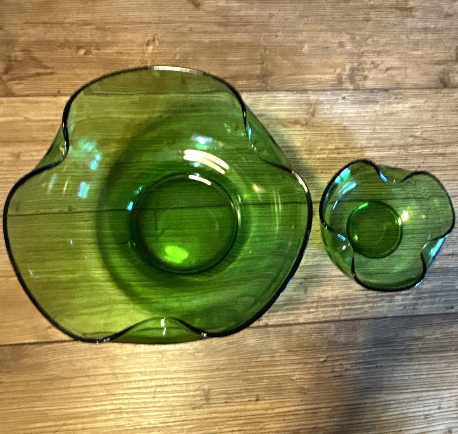 Vintage Anchor Hocking Green Glass Chip & Dip Scalloped Bowl Set Vintage Anchor Hocking Green Glass Chip & Dip Scalloped Bowl Set
