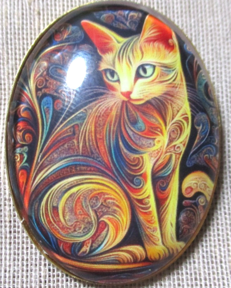 XL GLASS PICTURE BUTTON  -- BEAUTIFUL COLORFUL GREEN-EYED CAT WATCHING SOMETHING