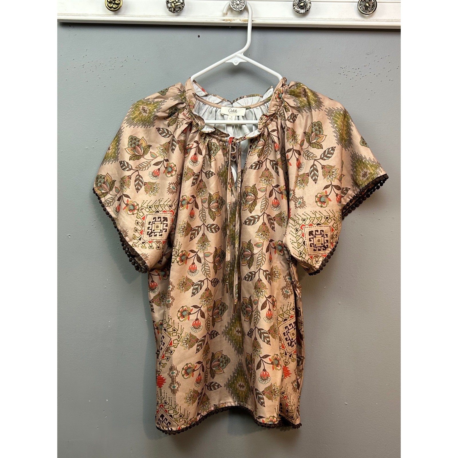 Oddi Blouse Women Medium Champagne Floral Boho Pom Pom Trim Flutter Sleeve NEW