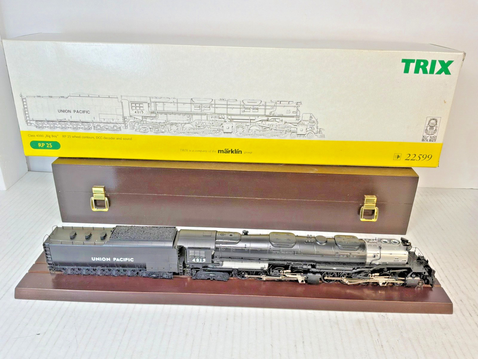 Marklin Trix HO Scale Union Pacific Big Boy 4884 Steam Locomotive DCC So G2U Marklin Trix HO Scale Union Pacific Big Boy 4884 Steam Locomotive DCC So G2U