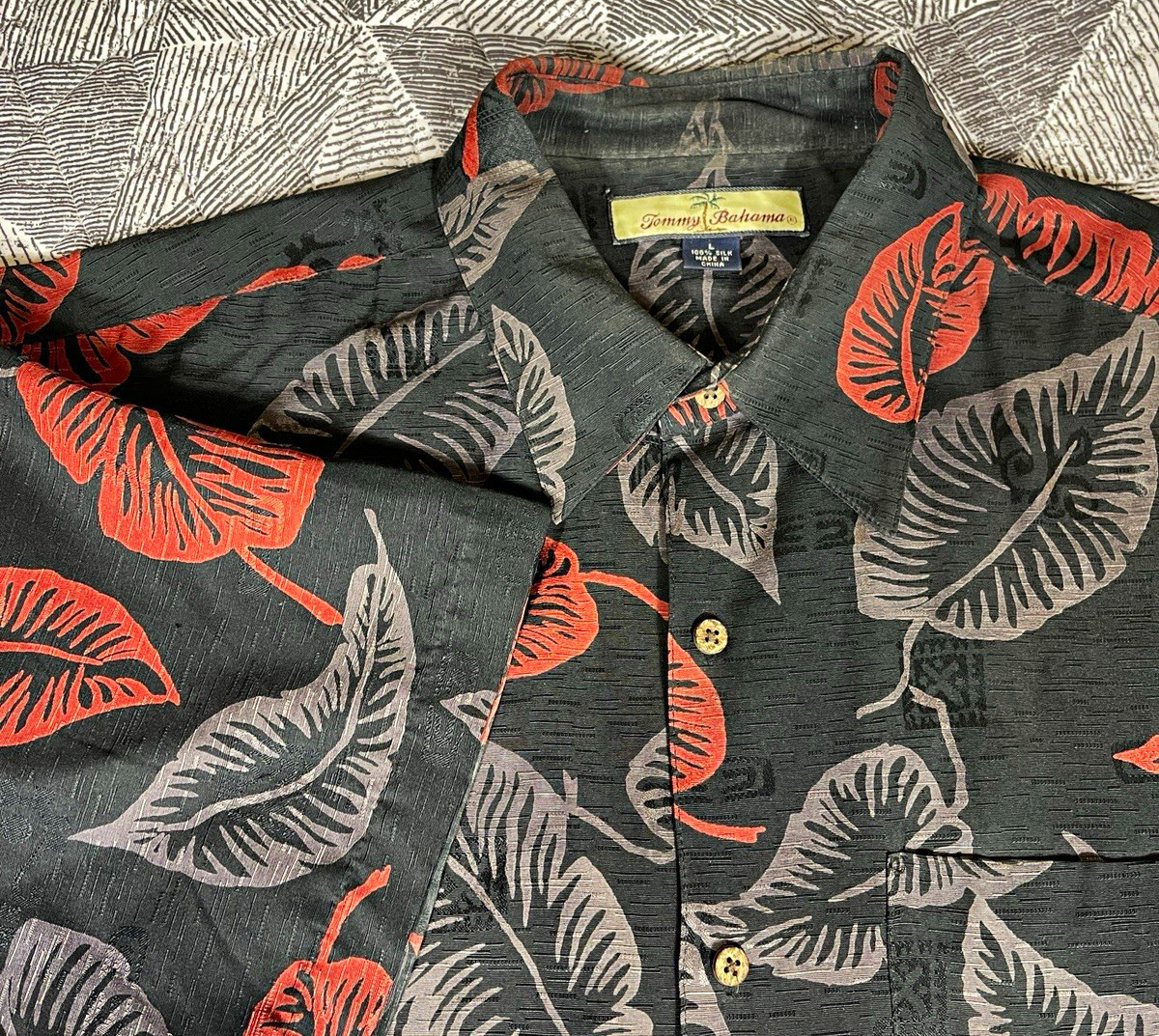 Tommy Bahama Men\'s L 100% Silk Hawaiian Floral Shirt Pockets Black Red Tropical Tommy Bahama Men\'s L 100% Silk Hawaiian Floral Shirt Pockets Black Red Tropical