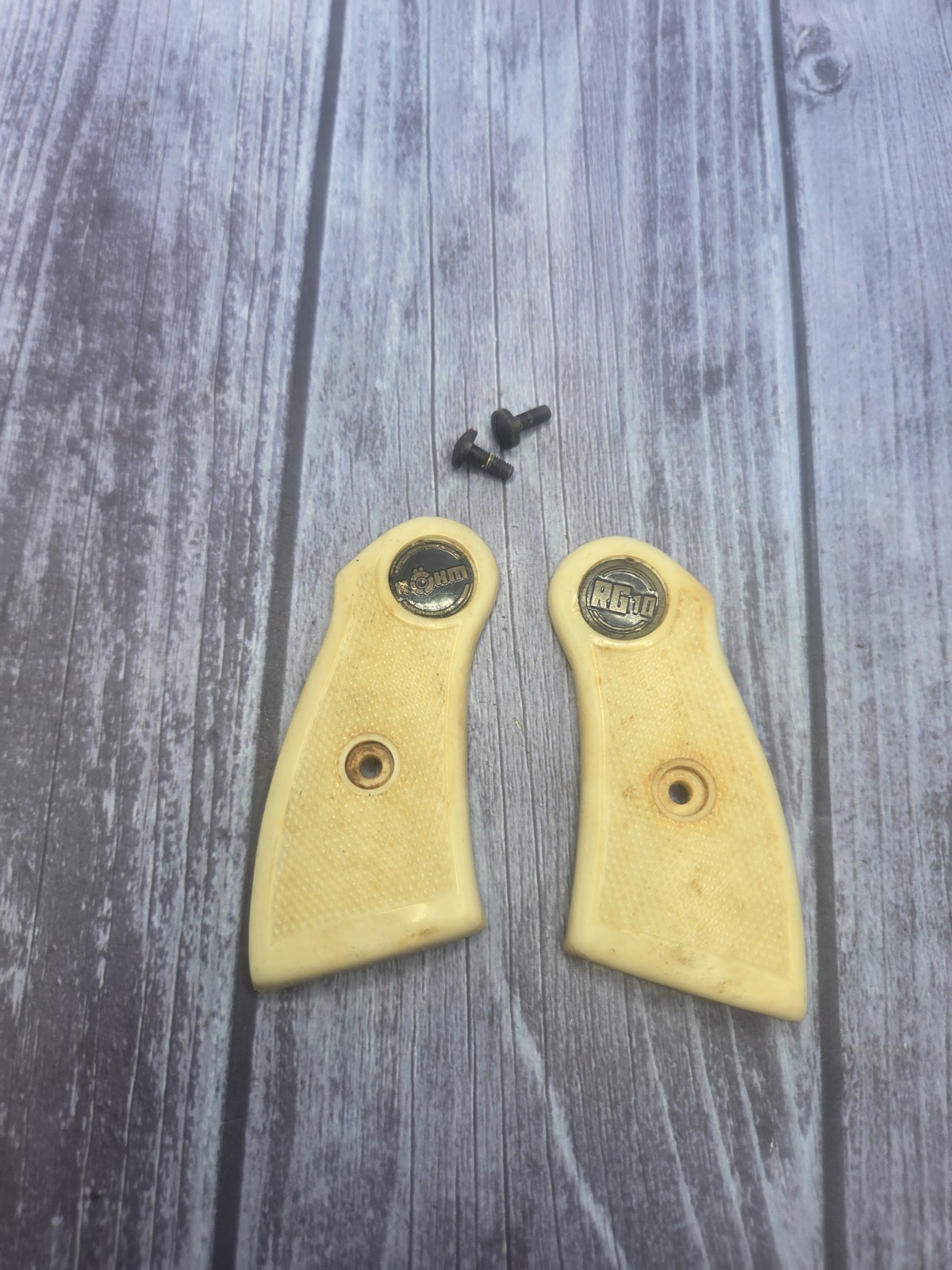 Rohm RG-10 RG10 .22 Short 22S Revolver Part: Factory Grip Panels Grips & Screws Rohm RG-10 RG10 .22 Short 22S Revolver Part: Factory Grip Panels Grips & Screws