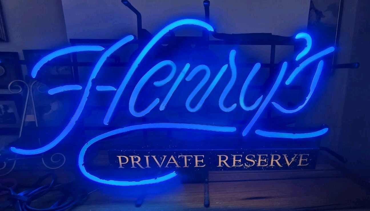 Henry’s Private Reserve Neon Beer Sign Vintage Breweriana Pub Bar Cave Lighting
