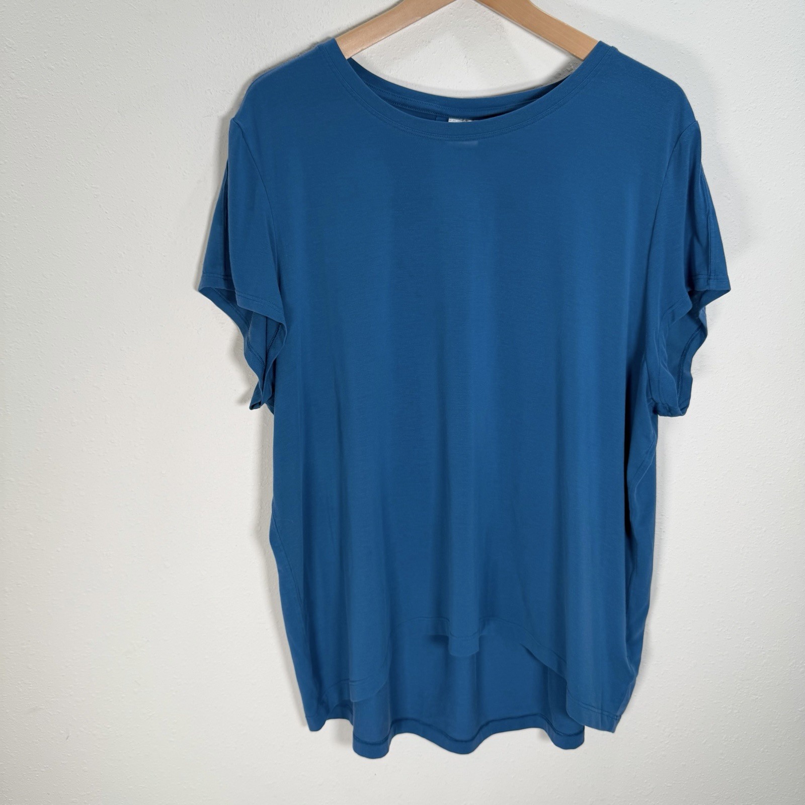 ATHLETA Tee With Ease T-Shirt Womens Sz L Blue Activewear Relaxed Fit Flowy