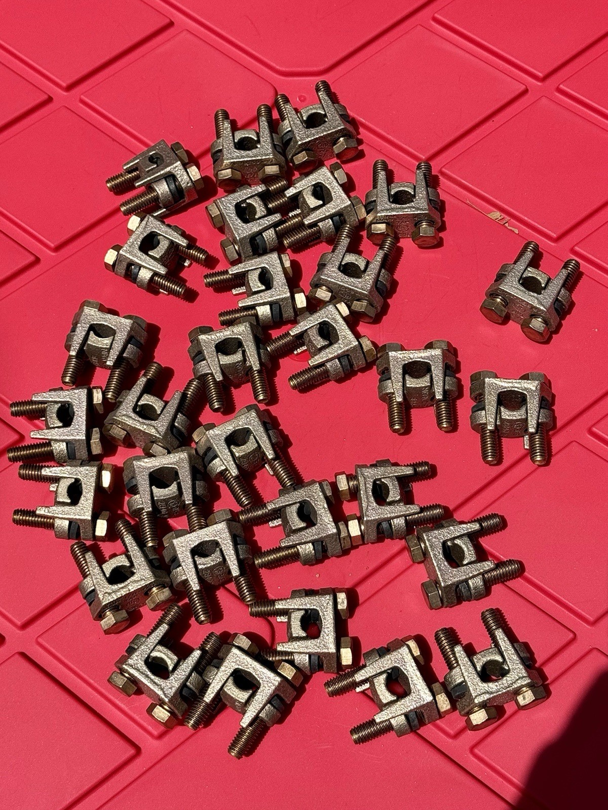 30 QTY 2B40 ITT 4/0-1/0-AWG 2 BOLT CONNECTOR CLAMP