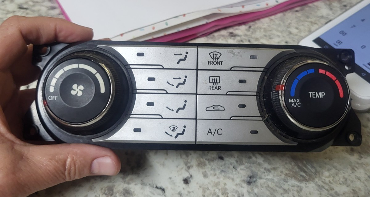 2009-2012 Hyundai Genesis A/C Heater Control opt 9761A1 Used