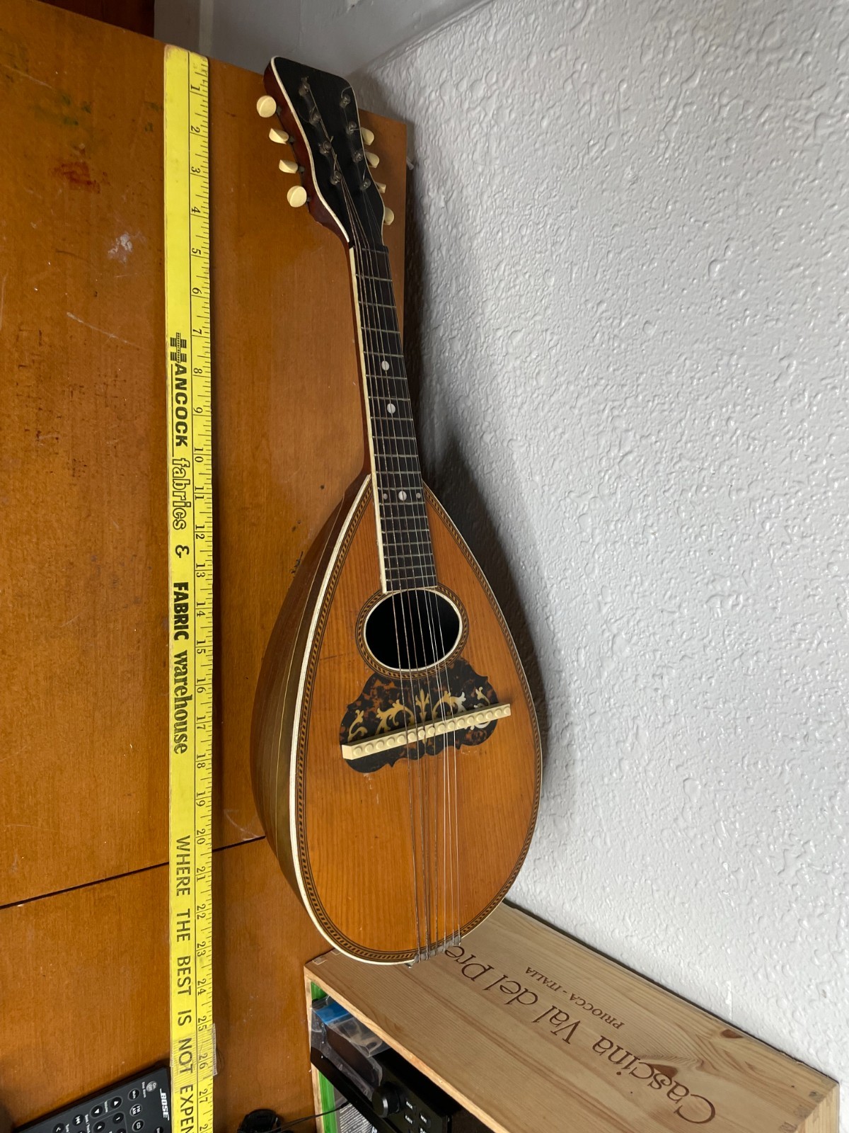 ANTIQUE 8 String MANDOLIN Bowl Back Instrument t works partially. ANTIQUE 8 String MANDOLIN Bowl Back Instrument t works partially.