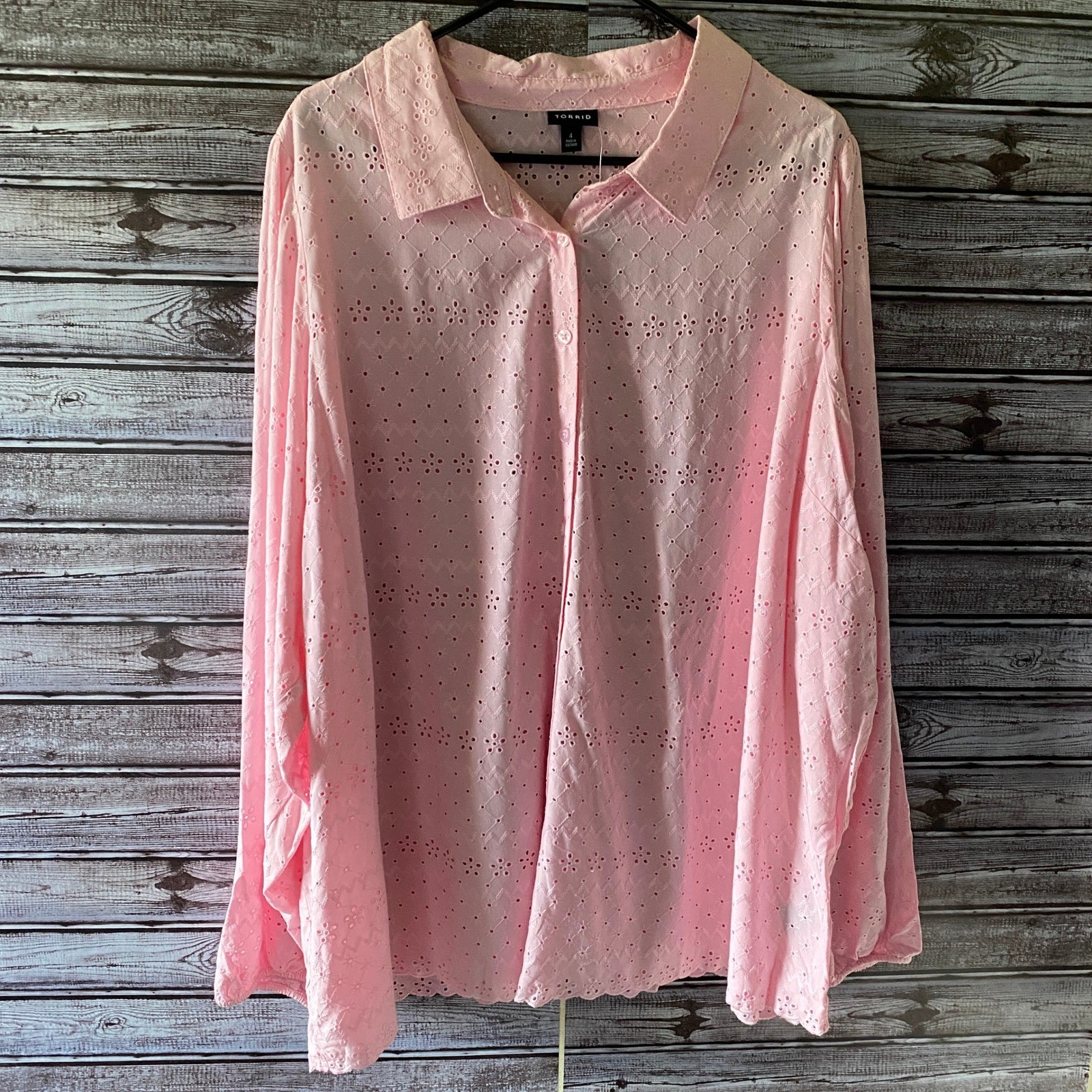 Torrid Women\'s Long-Sleeved Button-Down Top Size 4X Pink Eyelet Cutout NWT Torrid Women\'s Long-Sleeved Button-Down Top Size 4X Pink Eyelet Cutout NWT