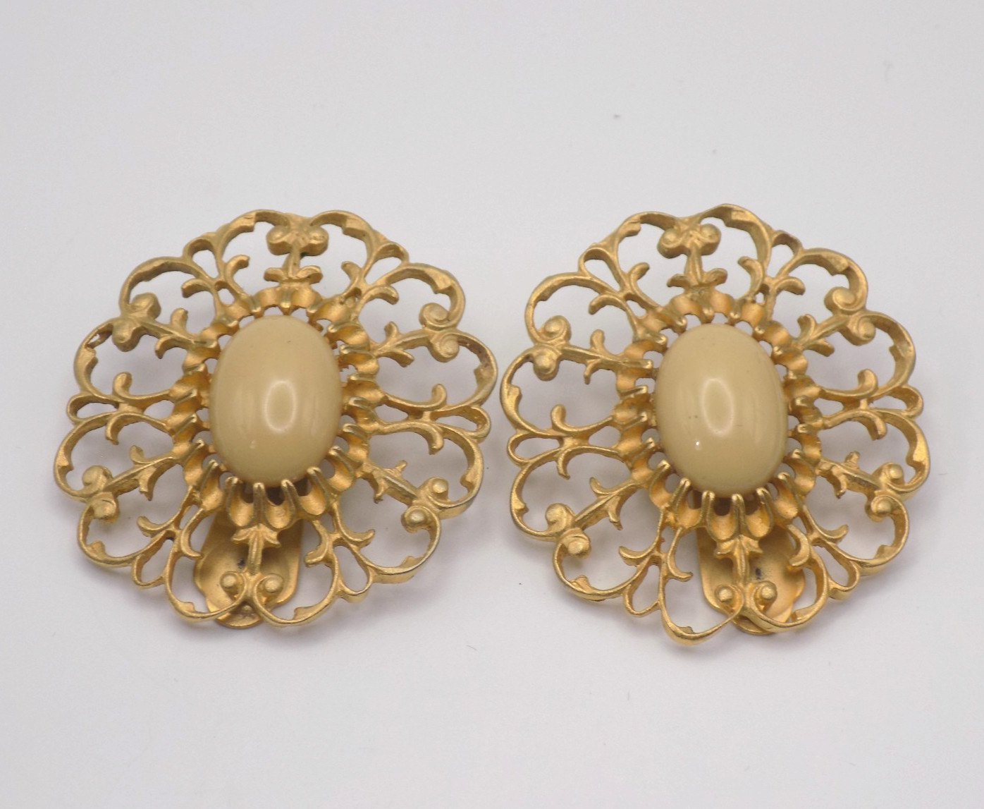Vintage Les Bernard Clip On Earrings Gold Filigree Oval Taupe Cabochon Stone TLC Vintage Les Bernard Clip On Earrings Gold Filigree Oval Taupe Cabochon Stone TLC