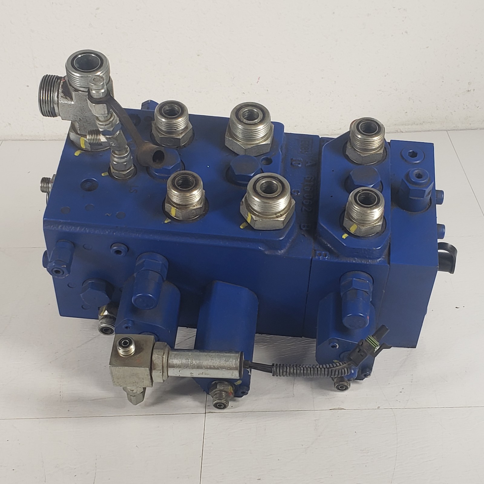 Bosch Rexroth R901176571 M6 3-Spool Hydraulic Control Valve Bank UNTESTED