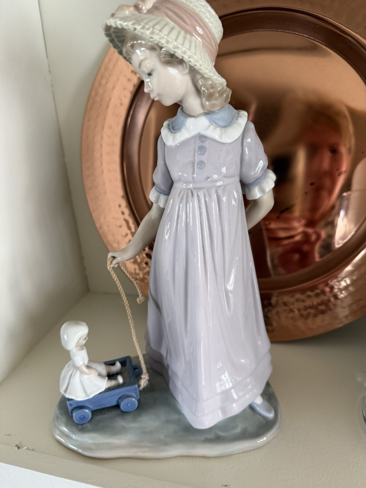 Lladró Porcelain Figurine Girl 9 Inches Retired Lladró Porcelain Figurine Girl 9 Inches Retired
