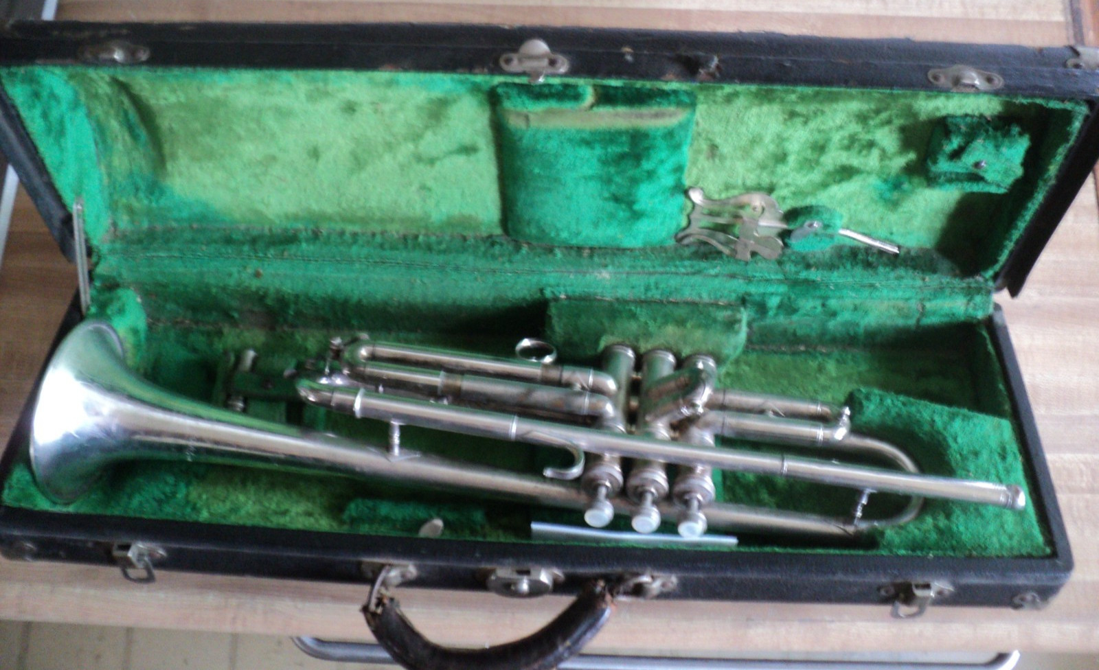 VINTAGE 1932 C.G. CONN 58B SILVER TRUMPET WITH MOUTHPIECE, LYRE AND CASE VINTAGE 1932 C.G. CONN 58B SILVER TRUMPET WITH MOUTHPIECE, LYRE AND CASE