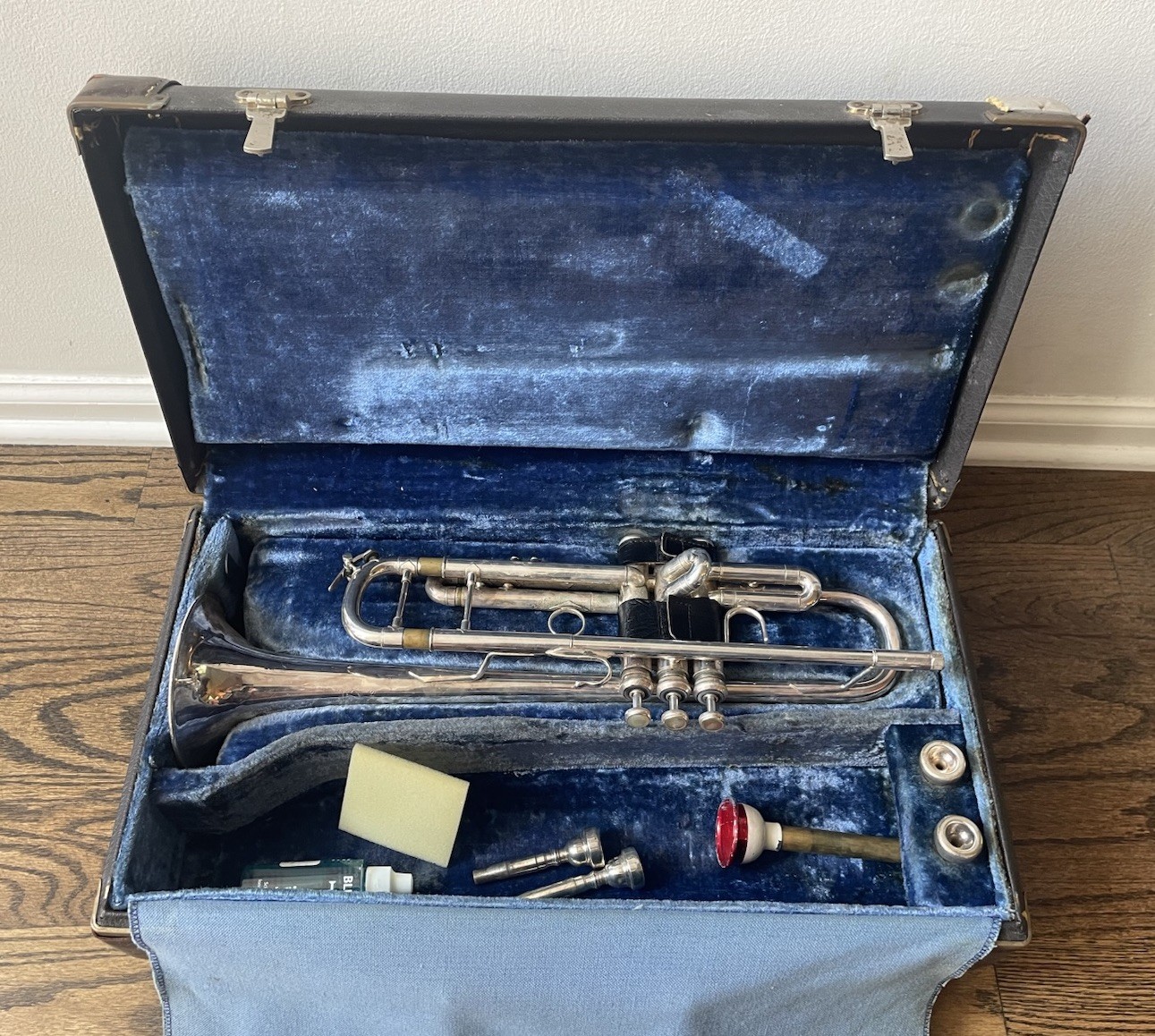 Vintage Bach Stradivarius Trumpet Model 43 Med-LG Bore ML-94331 w/ 4 Mouthpieces