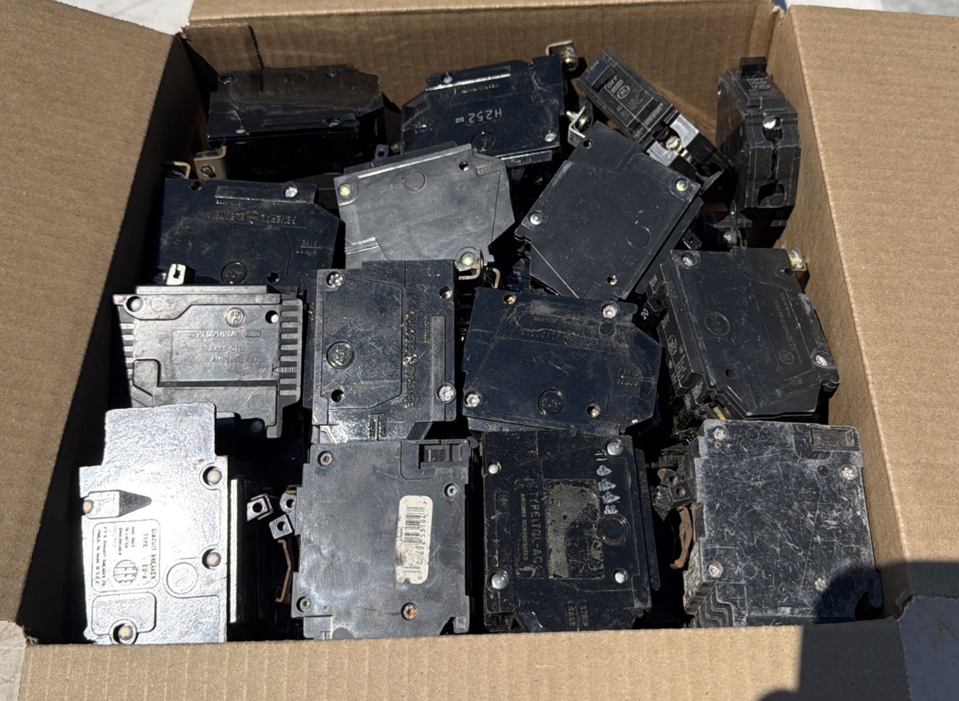 20 POUNDS Scrap Circuit Breakers Single Pole Silver Recovery Contacts. LG FLAT 20 POUNDS Scrap Circuit Breakers Single Pole Silver Recovery Contacts. LG FLAT