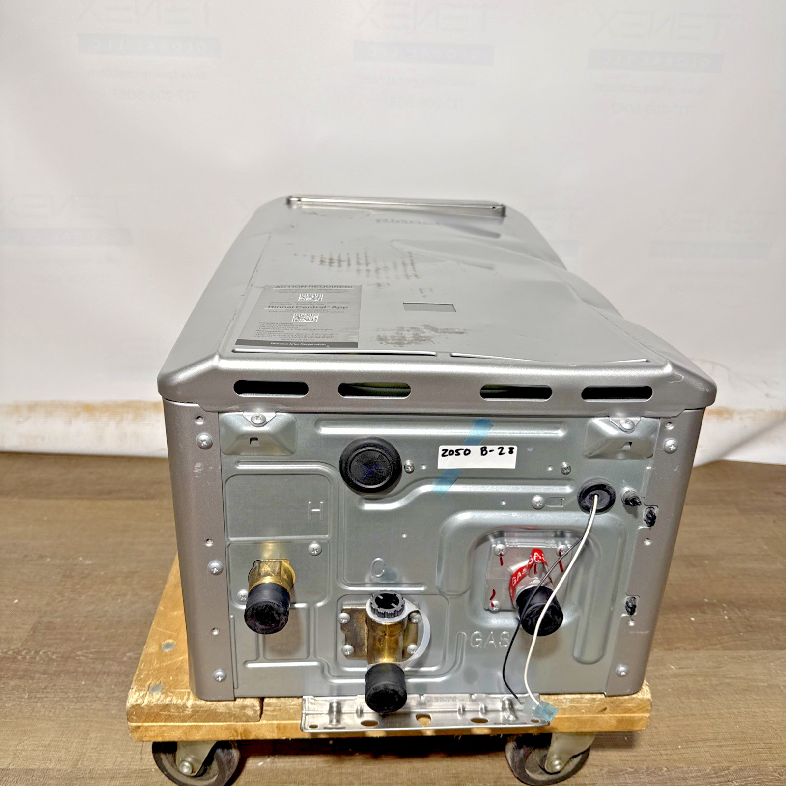 Rinnai RE199eN Outdoor Tankless Water Heater 199k BTU Natural Gas (B-28 #2050)