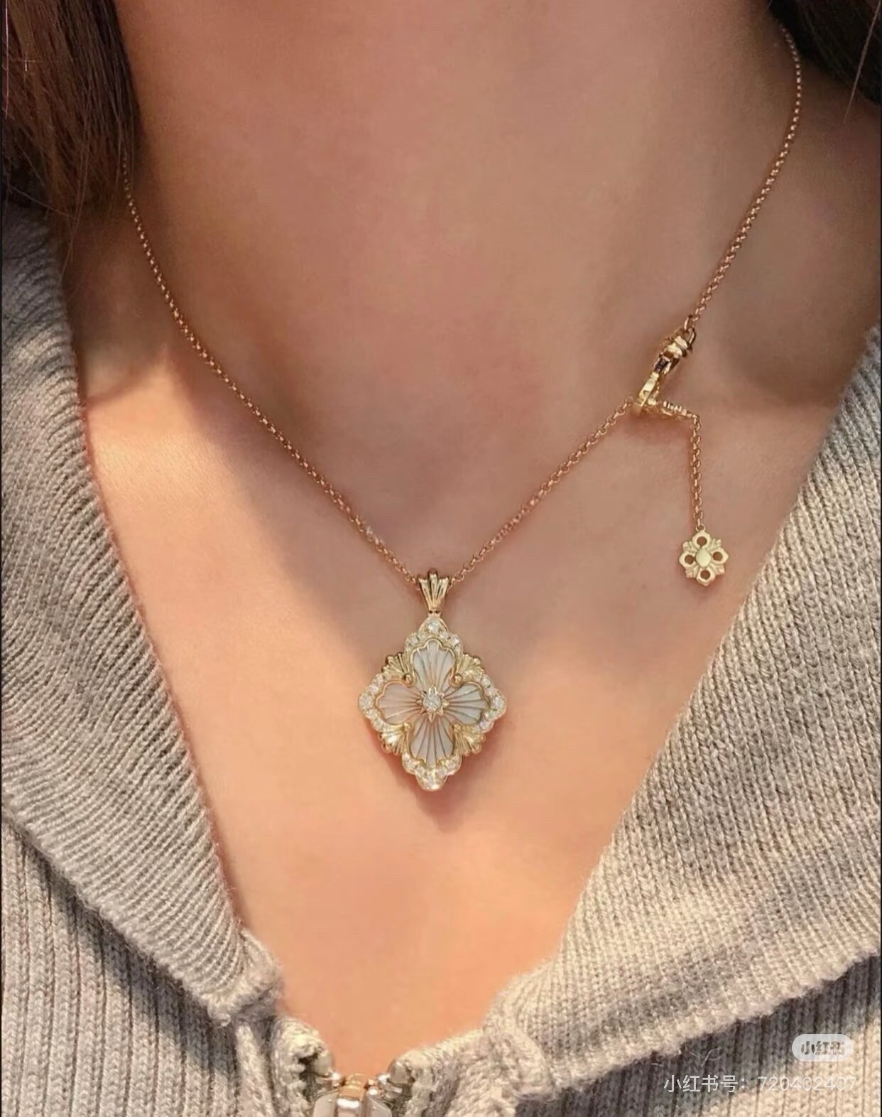 Elegant Floral Pendant Necklace with Adjustable Chain Elegant Floral Pendant Necklace with Adjustable Chain