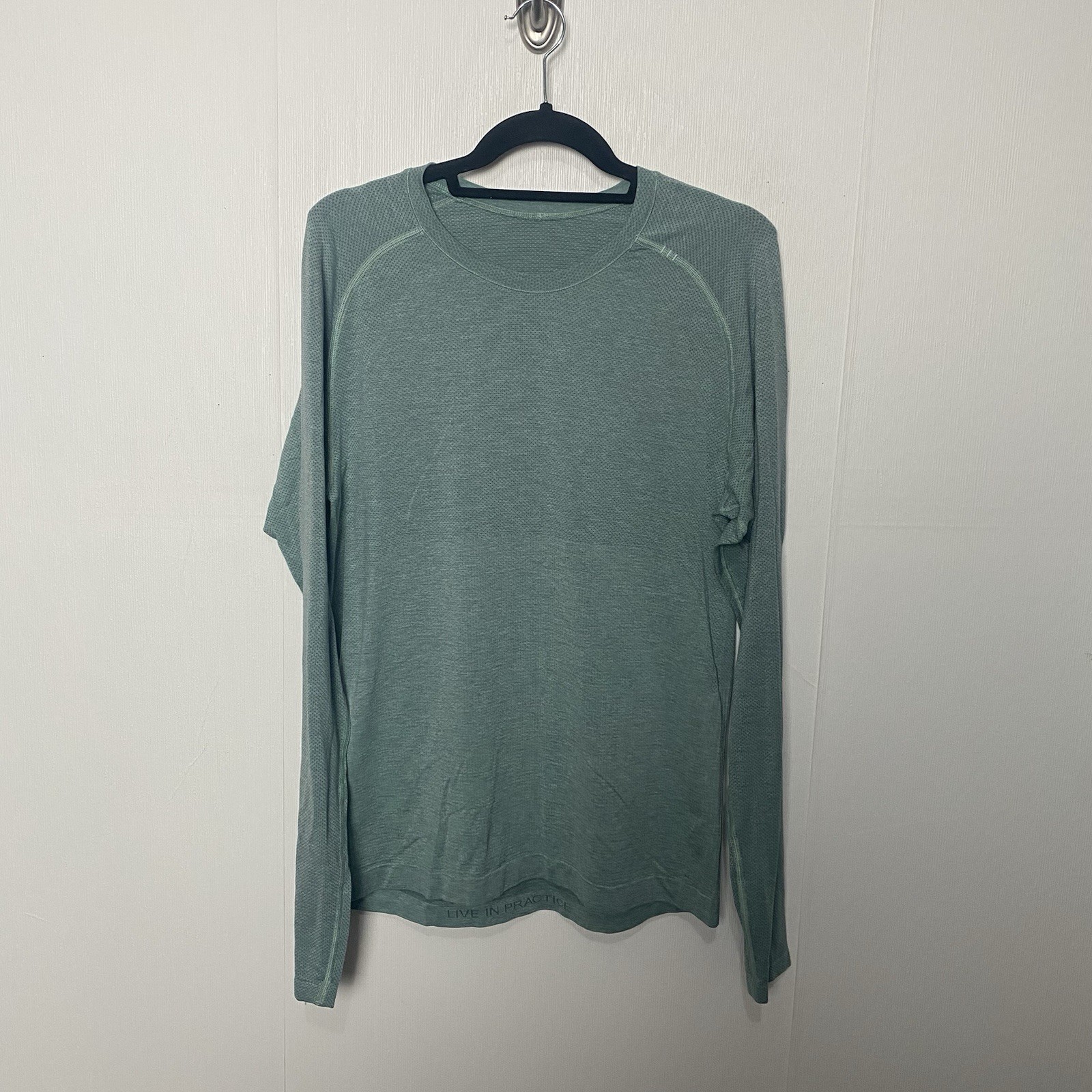 Lululemon Metal Vent Tech Long Sleeve Shirt Green Seamless Athletic Size Medium.
