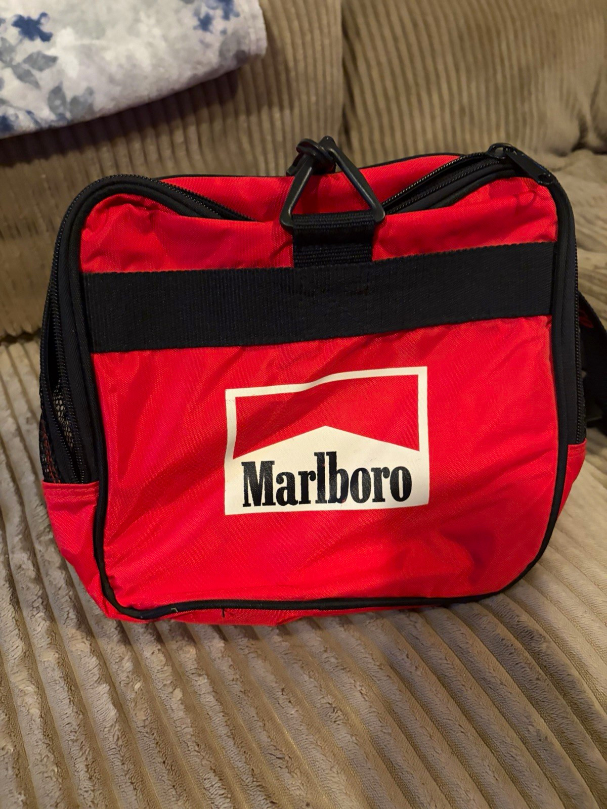 Marlboro Red Black Zip Travel Bag Soft-Sided Collectible Tobacciana Marlboro Red Black Zip Travel Bag Soft-Sided Collectible Tobacciana