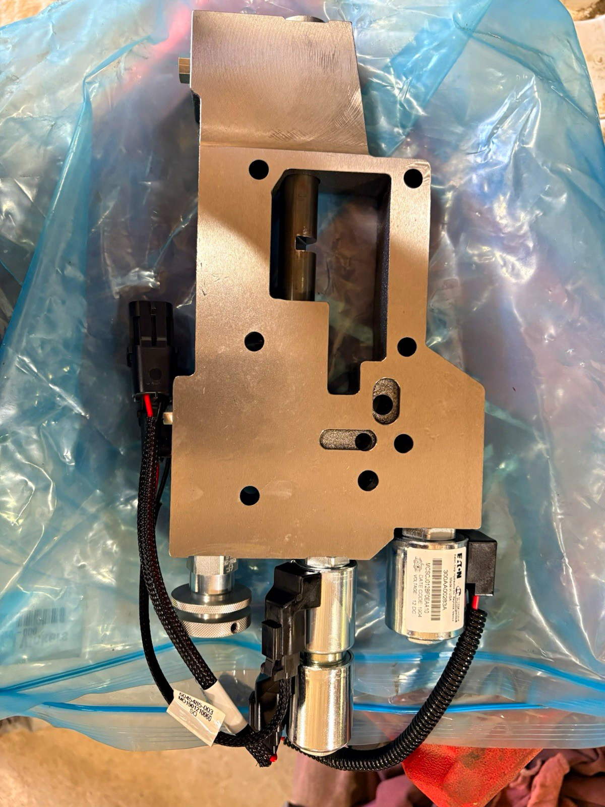 Eaton Vickers 300AA00024A 12V DC Solenoid Valve Manifold Block for Oil Eaton Vickers 300AA00024A 12V DC Solenoid Valve Manifold Block for Oil