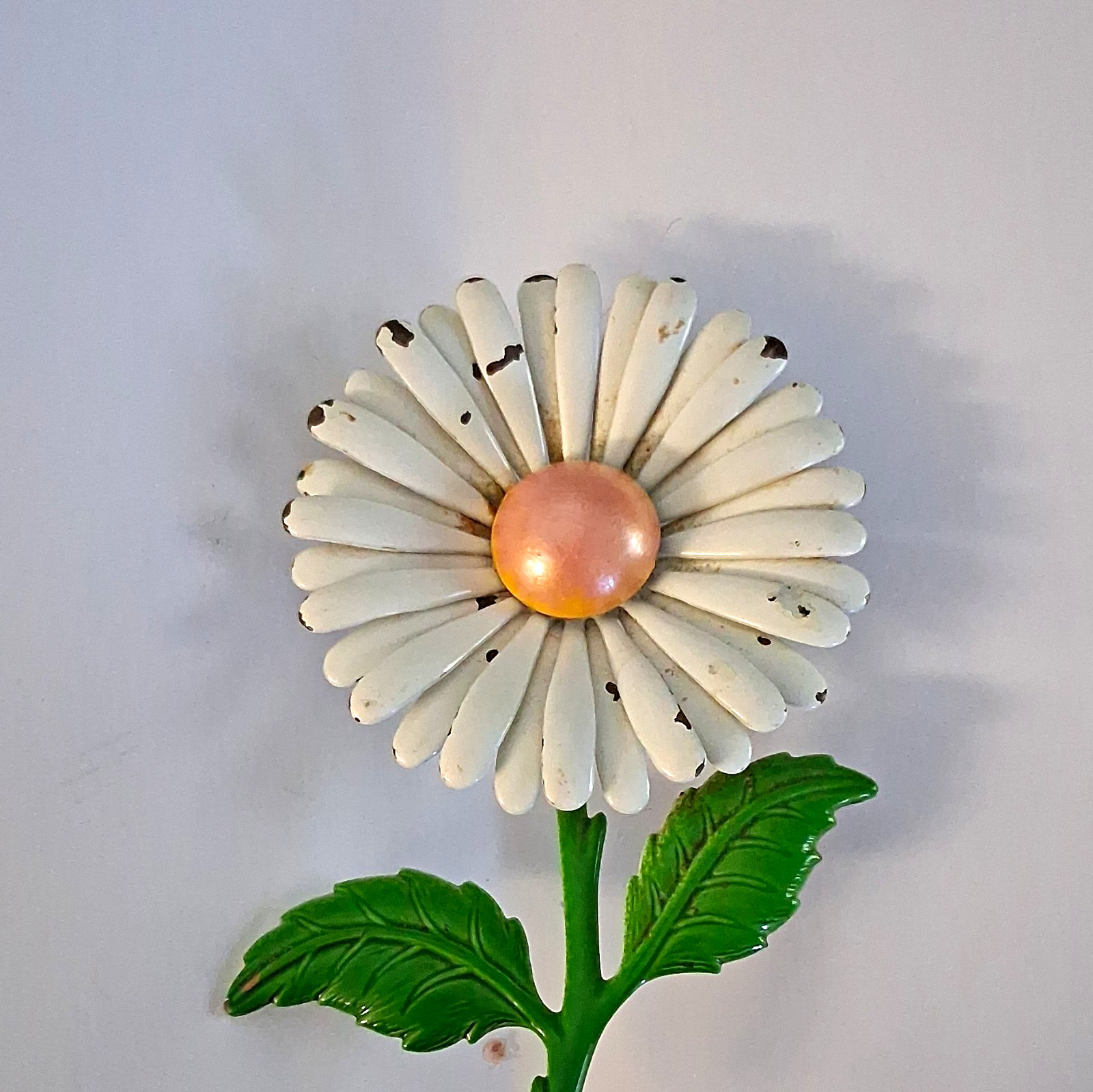 Vintage Painted Metal White Daisy Flower Brooch Pin Green Leaves No Stone