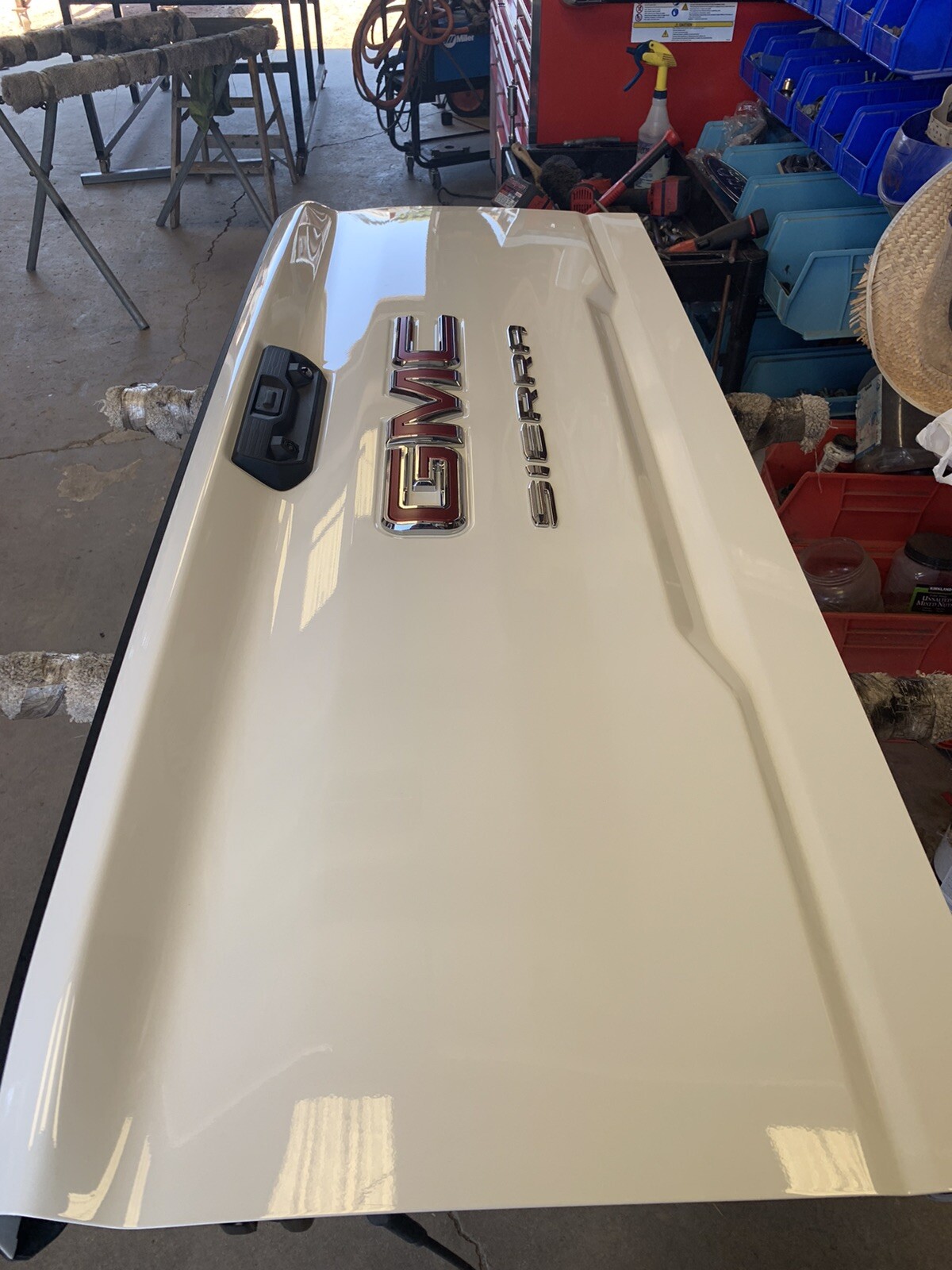 20-25 GMC SIERRA 2500/3500 Tailgate, White, Takeoff , NO CAMERA, E-Z Lift 20-25 GMC SIERRA 2500/3500 Tailgate, White, Takeoff , NO CAMERA, E-Z Lift