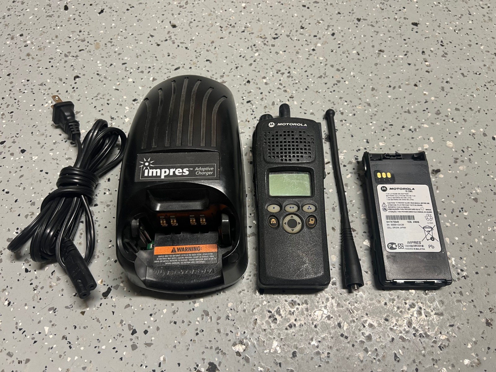 Motorola XTS2500 700-800 MHz P25 Digital Radio H46UCF9PW6BN w/ Accessories