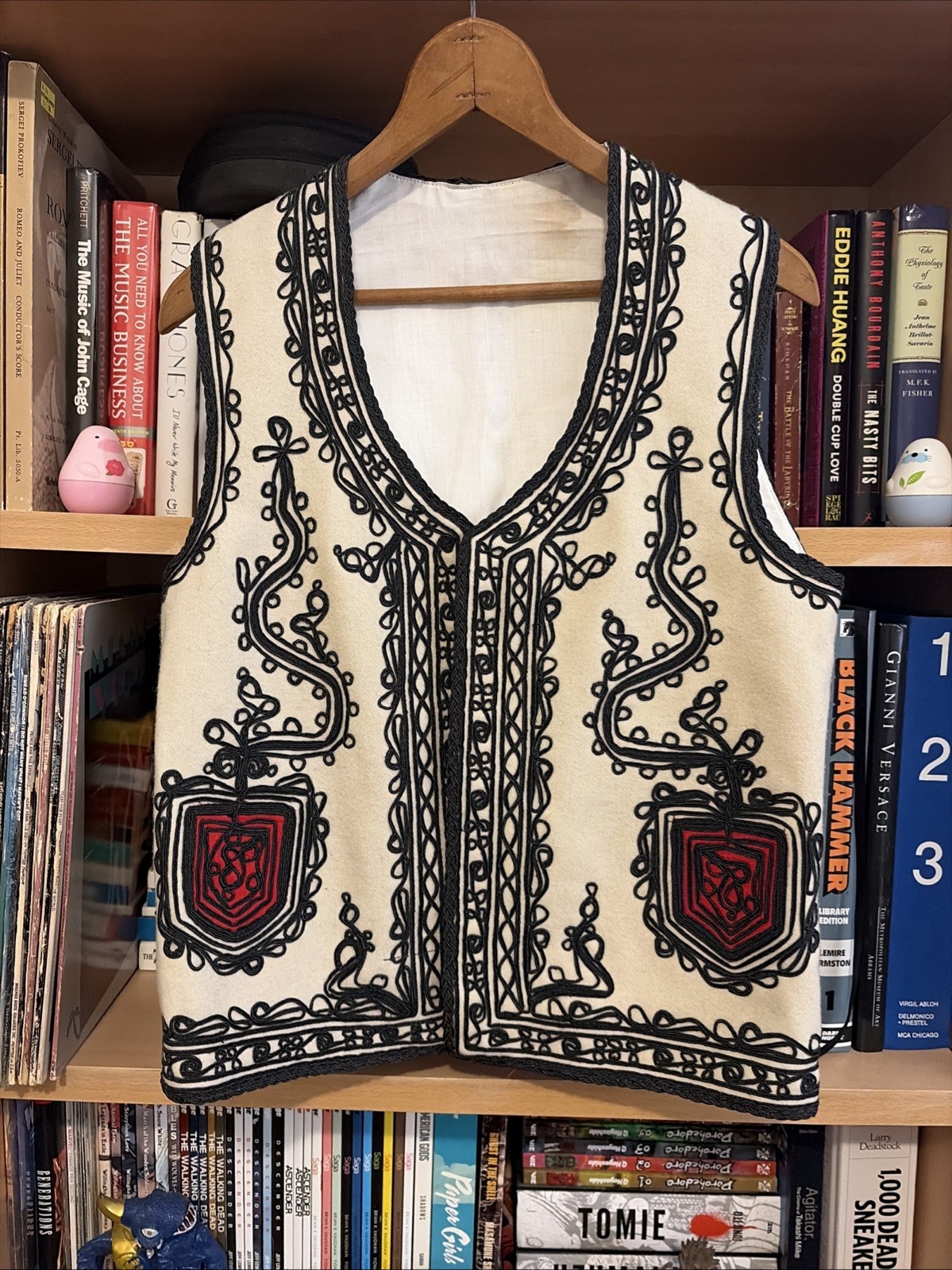 Vintage Traditional Romanian Folk Peasant's Vest SZ.M Embroidered Wool Vintage Traditional Romanian Folk Peasant's Vest SZ.M Embroidered Wool