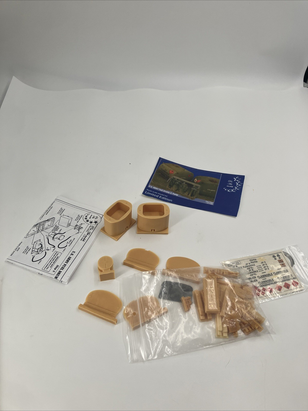 Pro Art Model 1/35 U.S. Army Fuel Drums & Pump Resin Kit New PAU-35021 Rare Kit