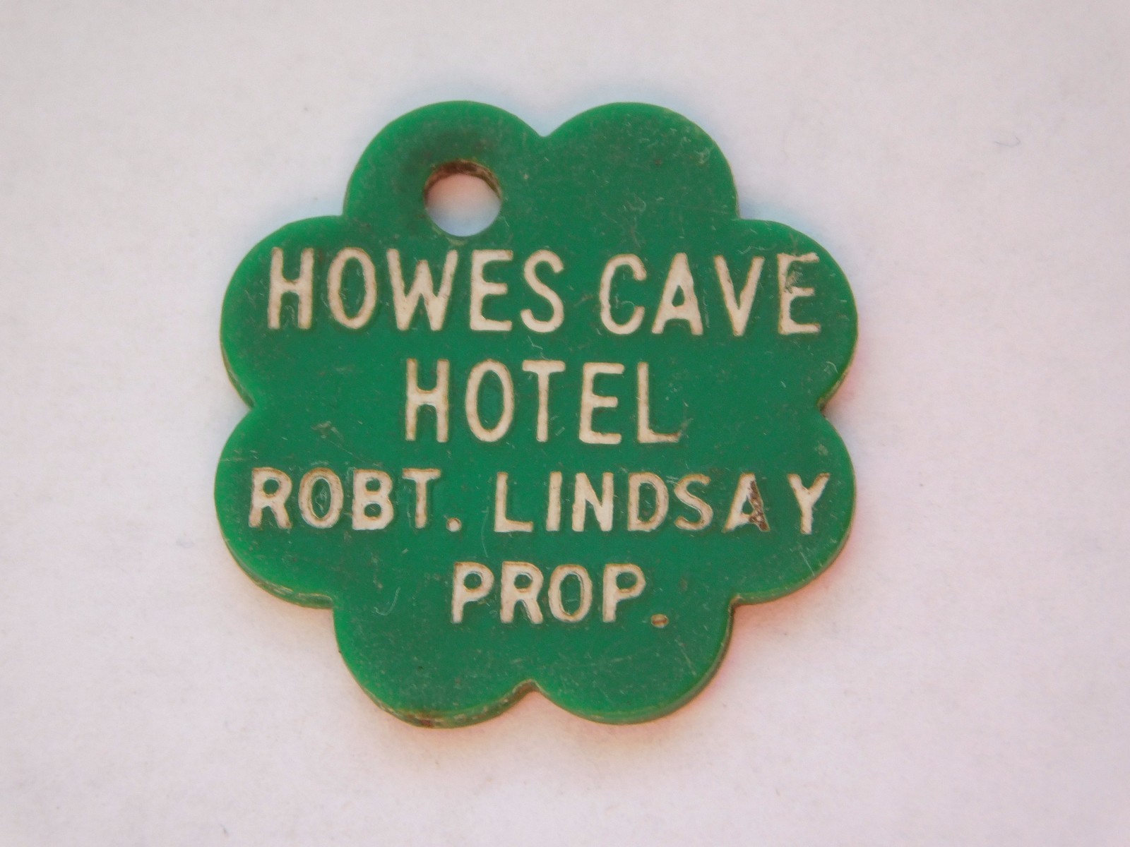 VINTAGE HOWES CAVE HOTEL ROBERT LINDSAY GOOD FOR 10C IN DRINKS  PLASTIC TOKEN