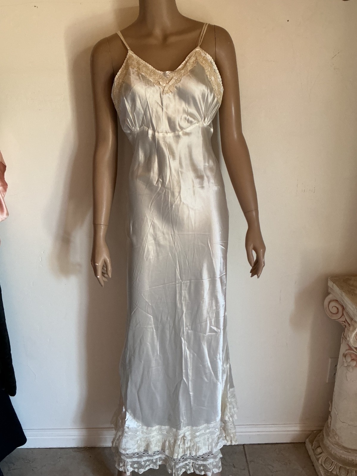 VINTAGE 1930\'s OFF WHITE SILK BIAS CUT NIGHTGOWN W/ LACE Size 32