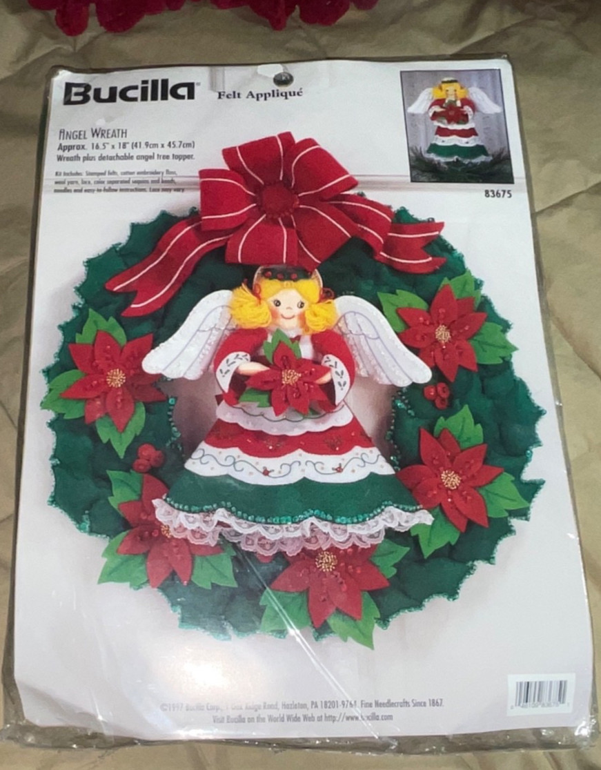 1997 Bucilla Felt Applique Angel Wreath Tree Topper 16\