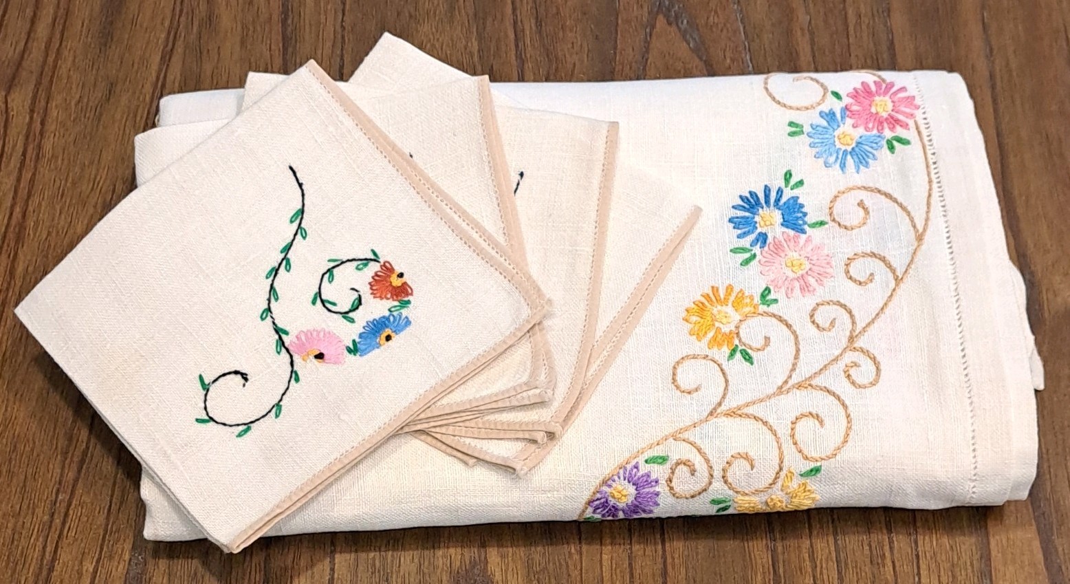 Vtg Hand Embroidered Linen Tablecloth & 4 Napkins Set Hemstitched Boarder Floral