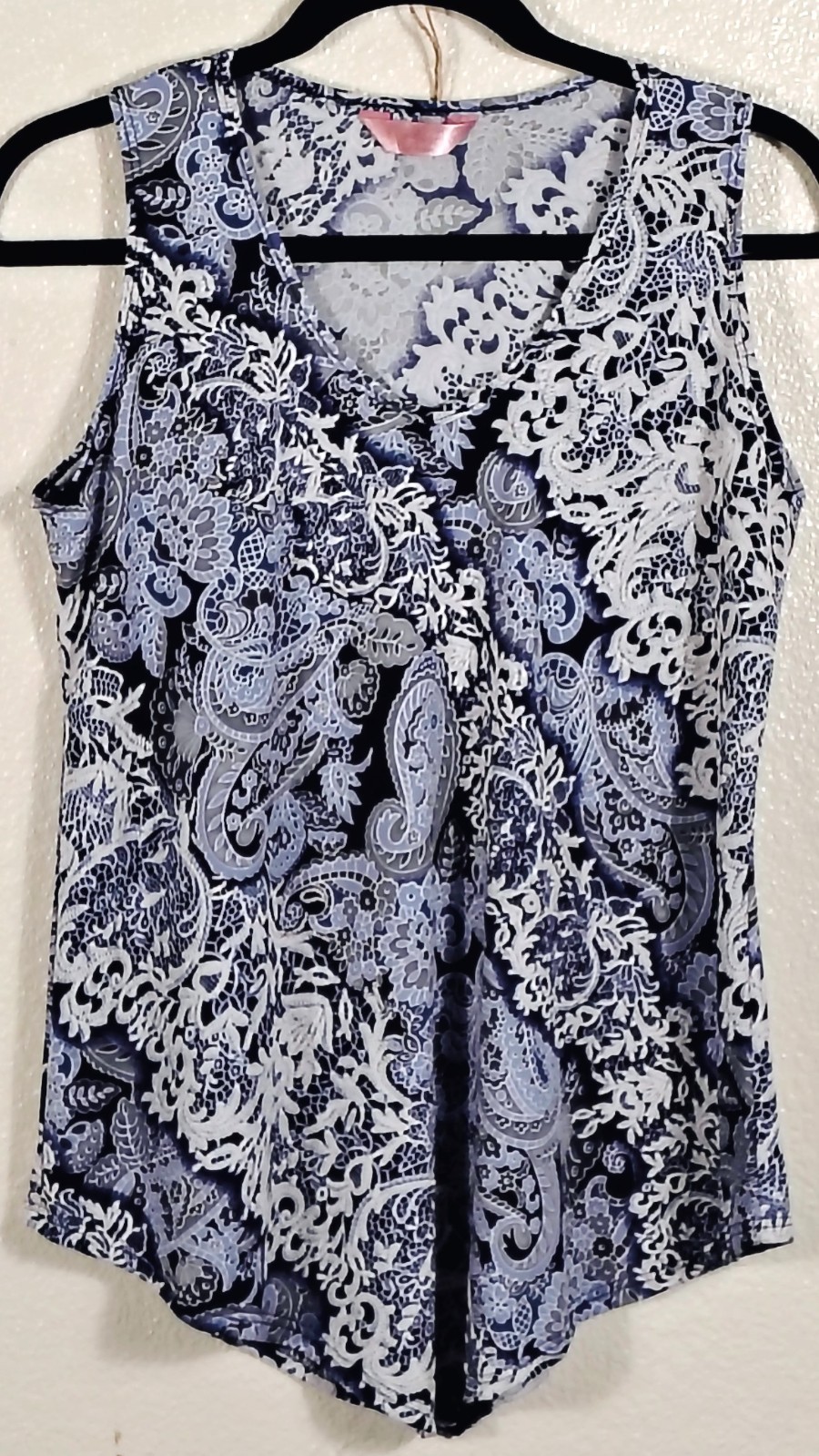 SJS Women’s Petite Large Sleeveless Paisley Lace Print Top Blue White V-Neck SJS Women’s Petite Large Sleeveless Paisley Lace Print Top Blue White V-Neck