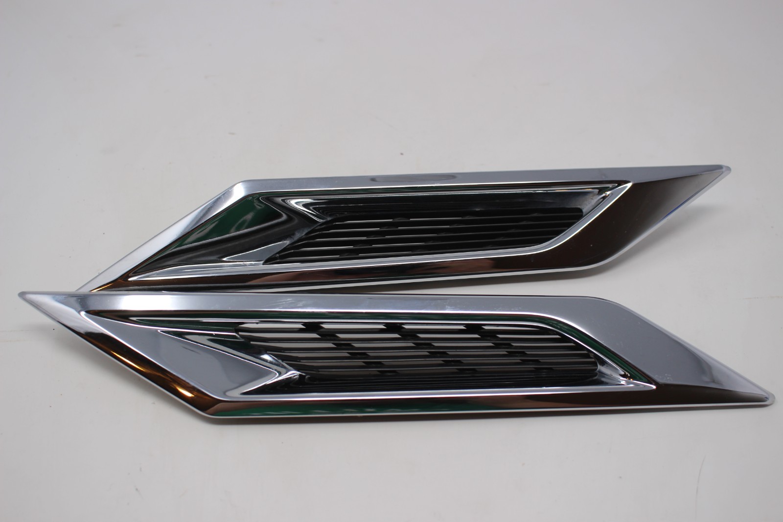 2008-2013 Cadillac CTS LH & RH Side Fender Chrome Trim Molding Vents Pair OEM