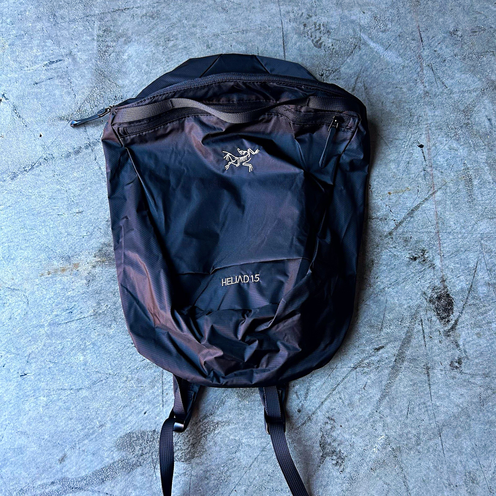 Arc\'teryx Heliad 15 Black Hiking Backpack Small Zip Closure Unisex Adults