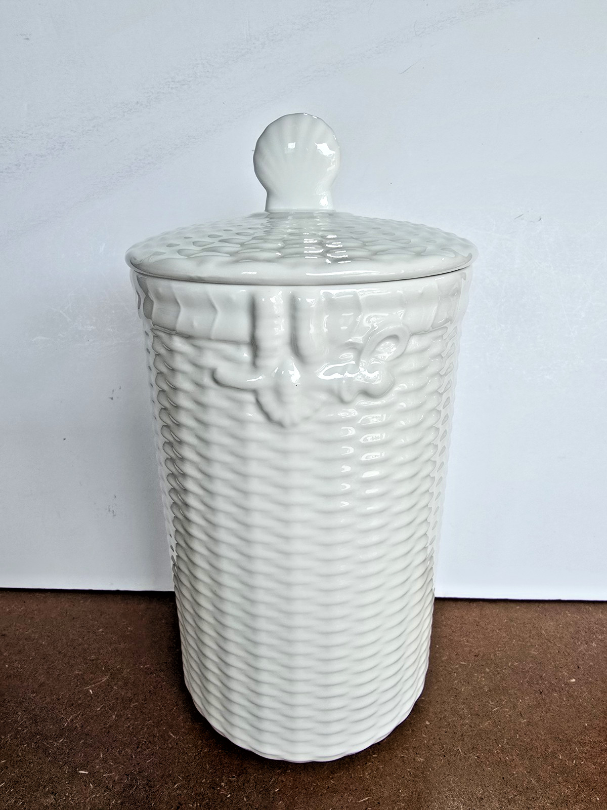 MINT Wedgwood Nantucket Basket Medium Canister & Lid White Bone China NIB RARE