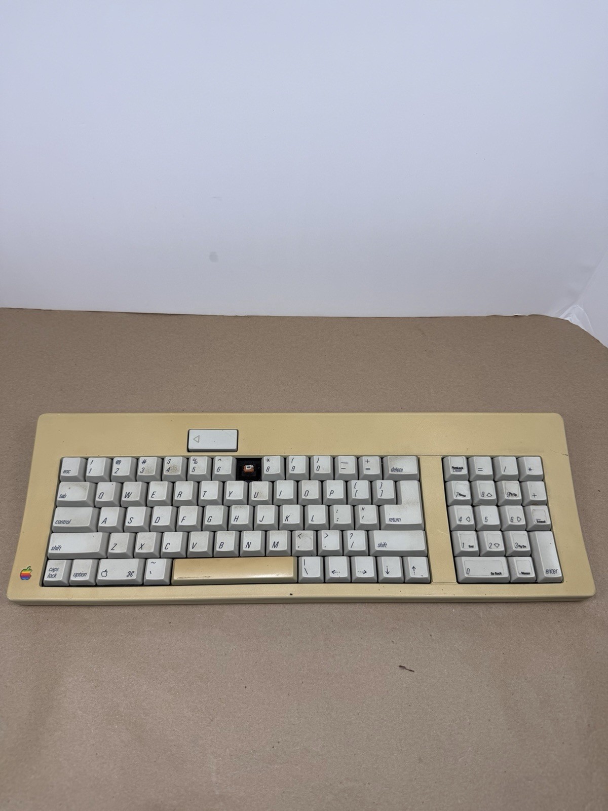 Vintage Apple M0116 Keyboard UNTESTED Ships Fast