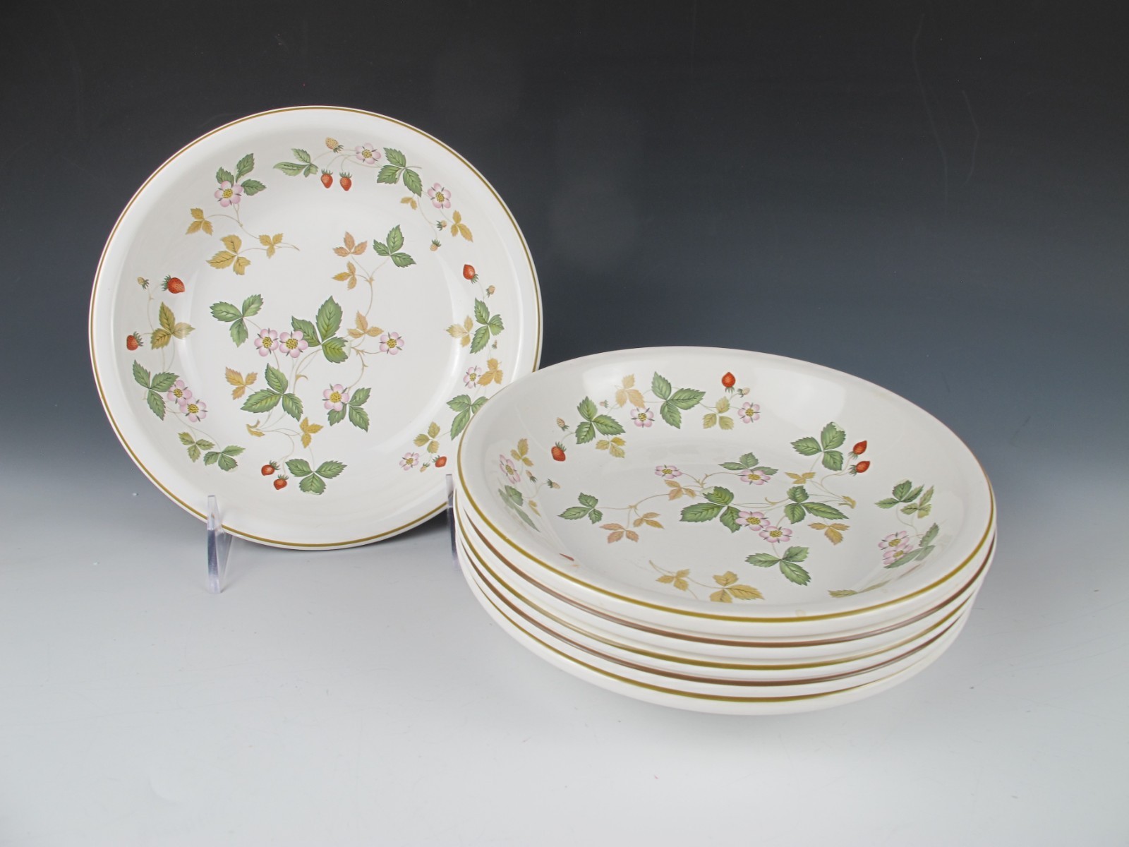 (6) Wedgwood Wild Strawberry Oven to Table Coupe Soup Bowls 7 1/4\ (6) Wedgwood Wild Strawberry Oven to Table Coupe Soup Bowls 7 1/4\