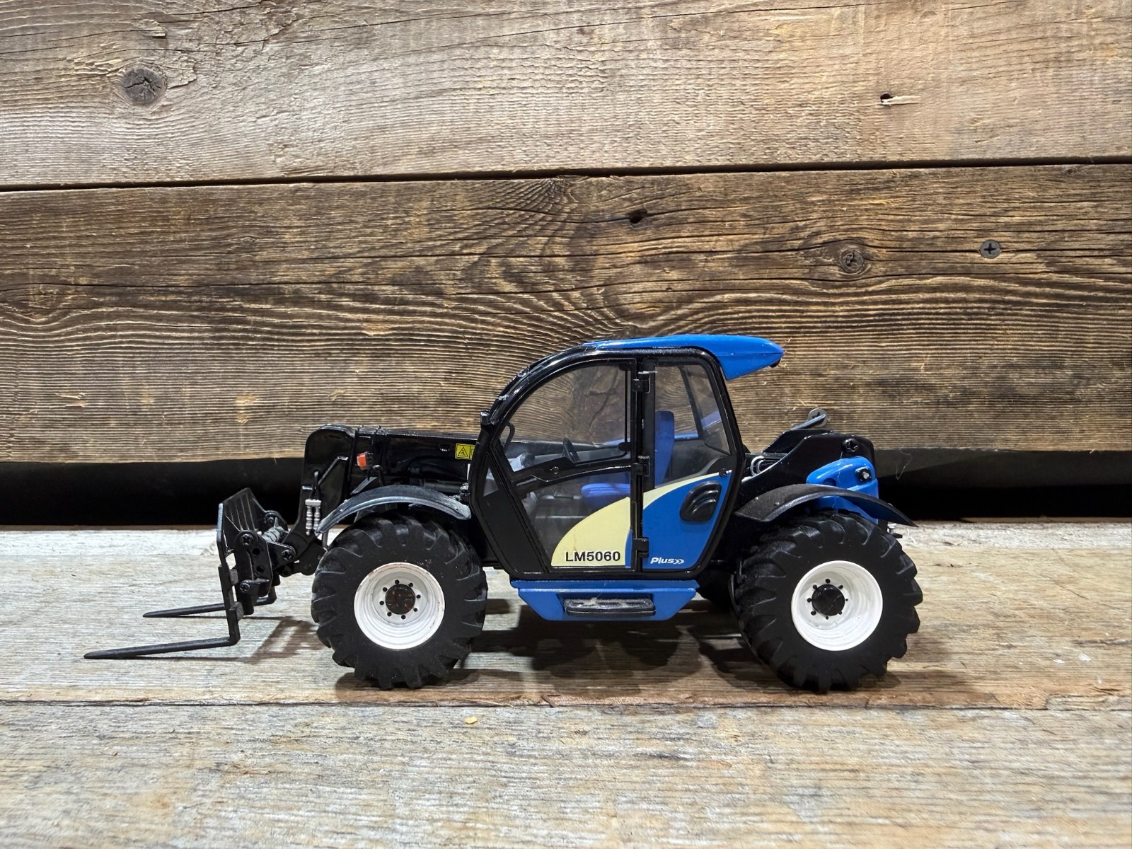 Universal Hobbies, New Holland LM5060 Telescopic Handler, 1:32 Scale, Diecast