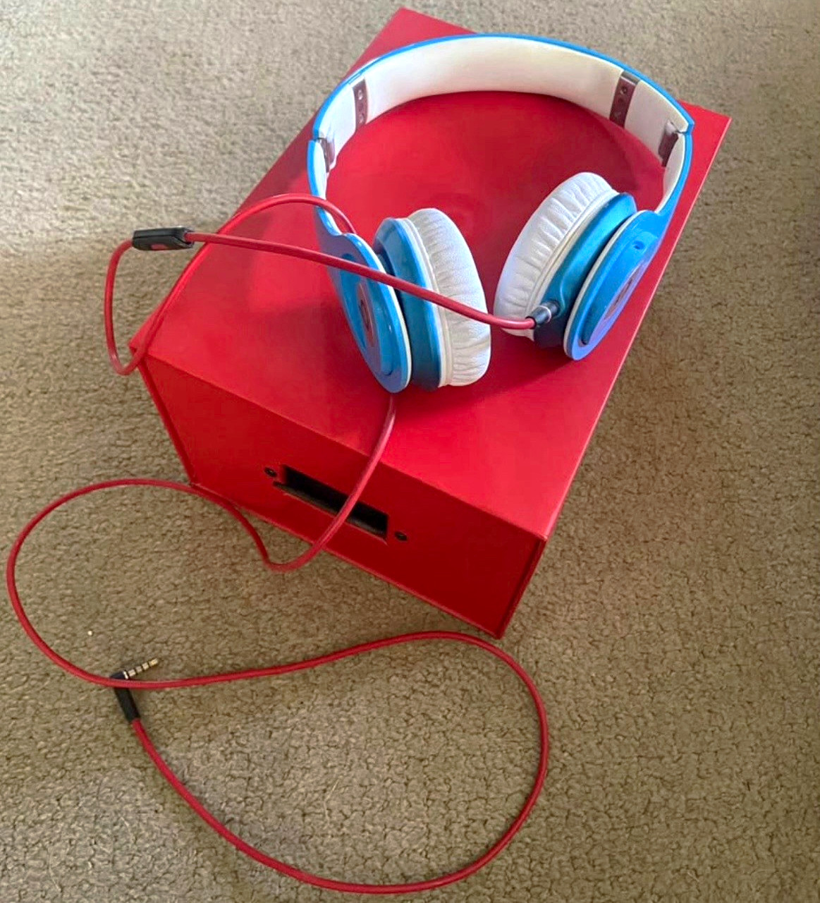 Beats by Dr. Dre Beats Wired Over-Ear Headphones 3.5mm Jack Blue/White/Red Beats by Dr. Dre Beats Wired Over-Ear Headphones 3.5mm Jack Blue/White/Red
