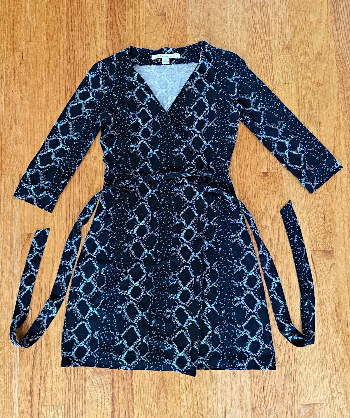 Diane von Furstenberg DVF Julian Two wrap dress blue/black snake print size 2 Diane von Furstenberg DVF Julian Two wrap dress blue/black snake print size 2