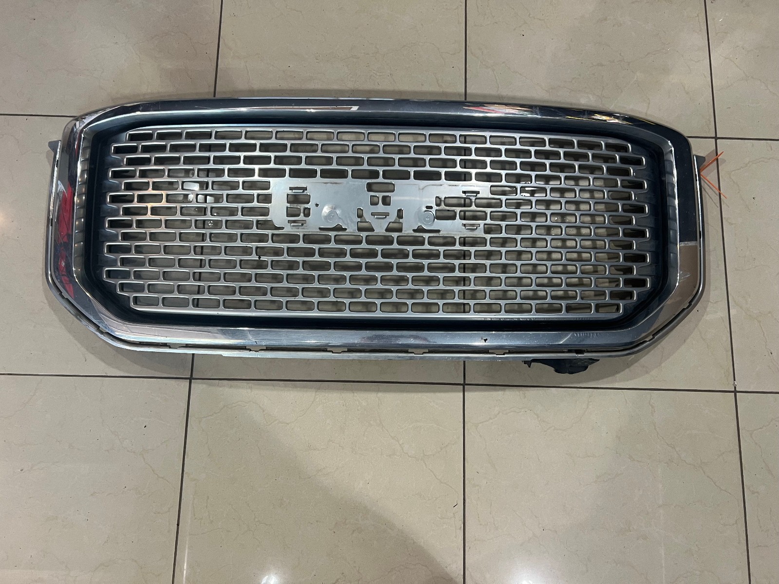 Grille Grill Black & Silver 2015-2018 GMC Yukon 84119634 OEM Grille Grill Black & Silver 2015-2018 GMC Yukon 84119634 OEM