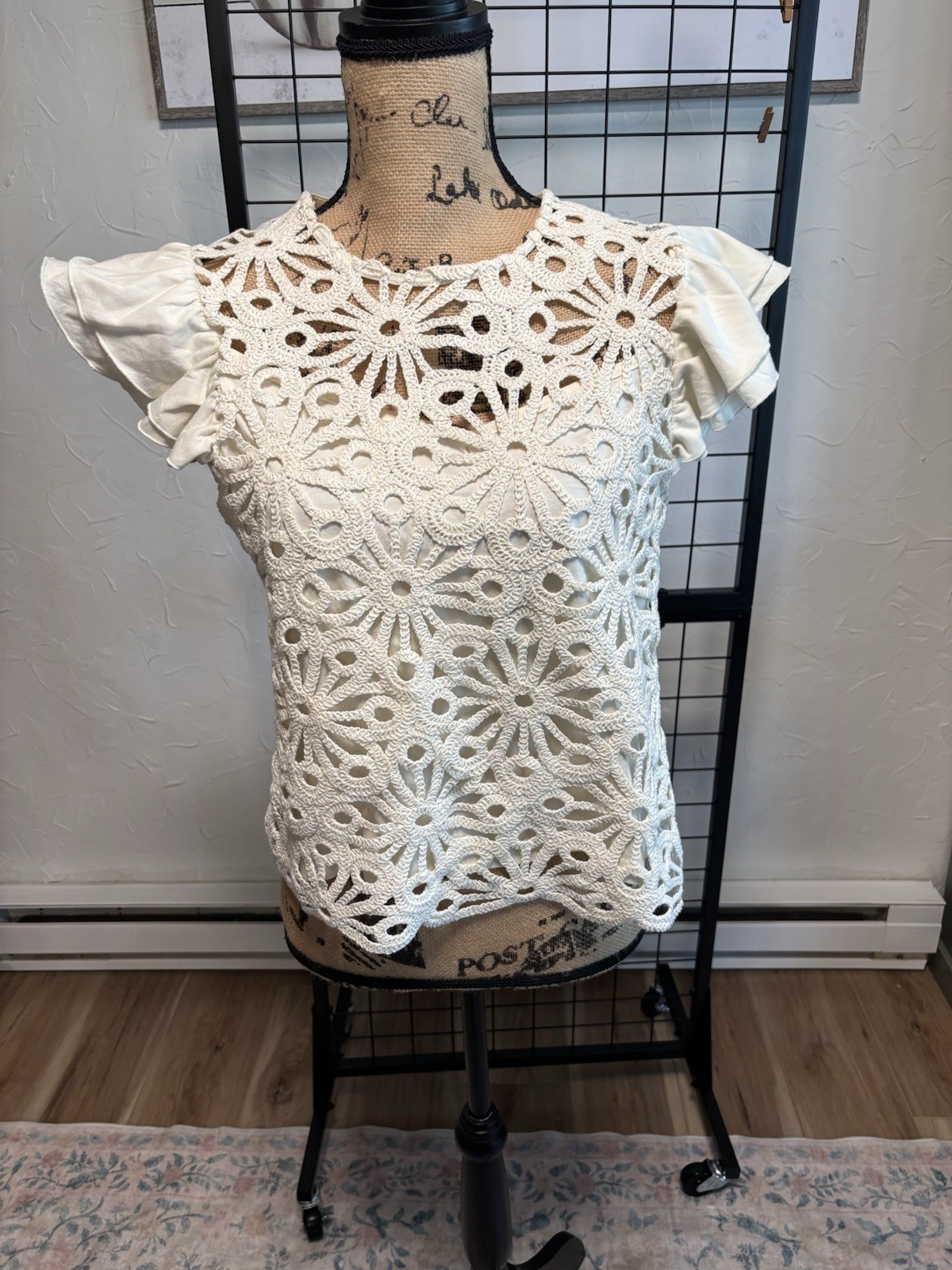 NWT Calligraphie Womens Top Medium Ivory Crochet Floral Flutter Sleeve Blouse