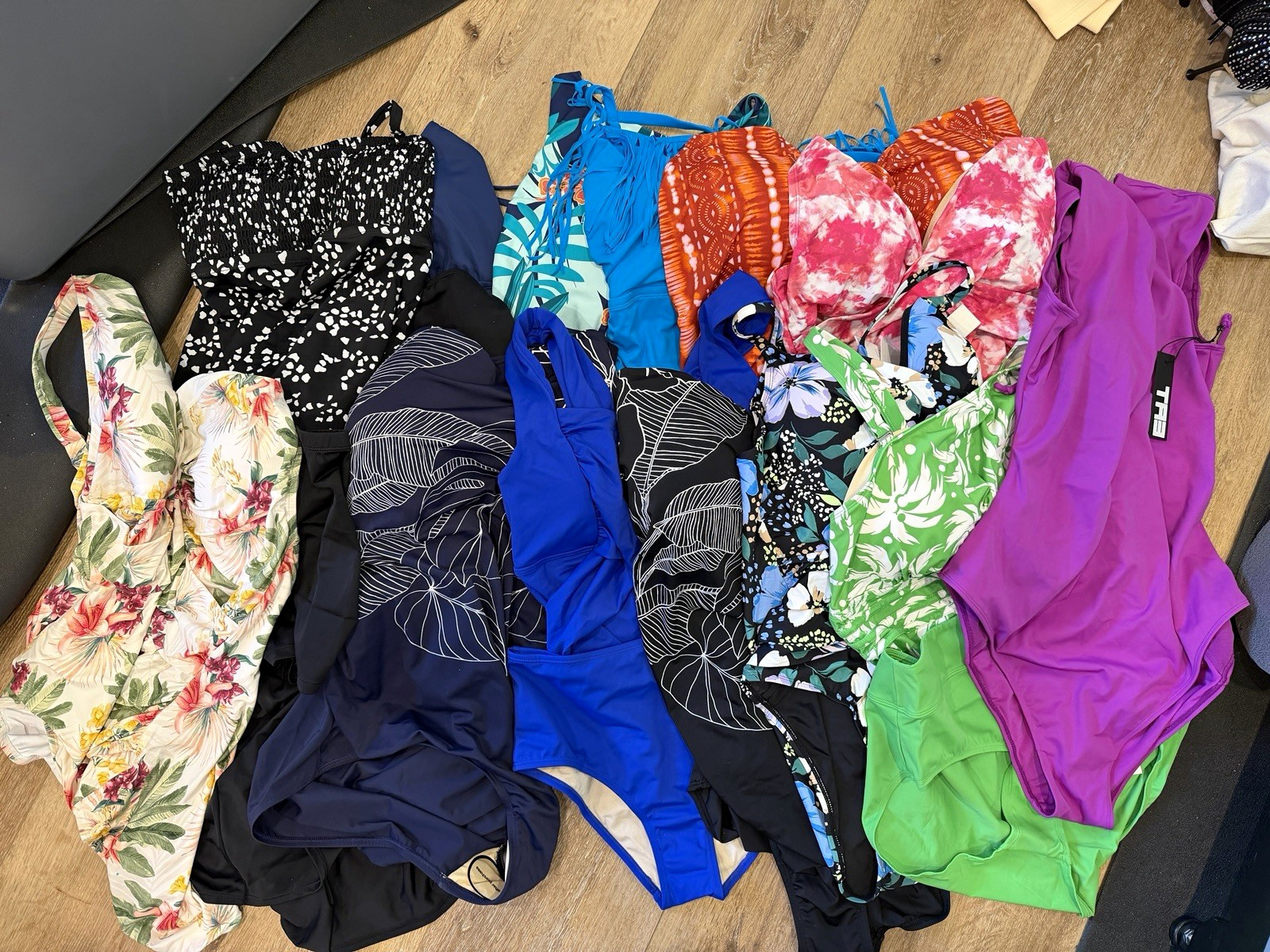 14-PIECE NEW SWIMWEAR RESELLER / WHOLESALE LOT