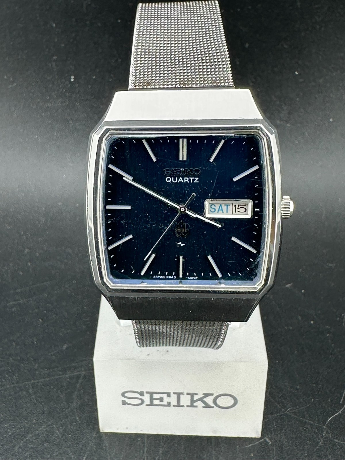 1976 Seiko Mens Silver Linen Dial Day Date Eng/Kanji 33mm Quartz Watch 0843-5010