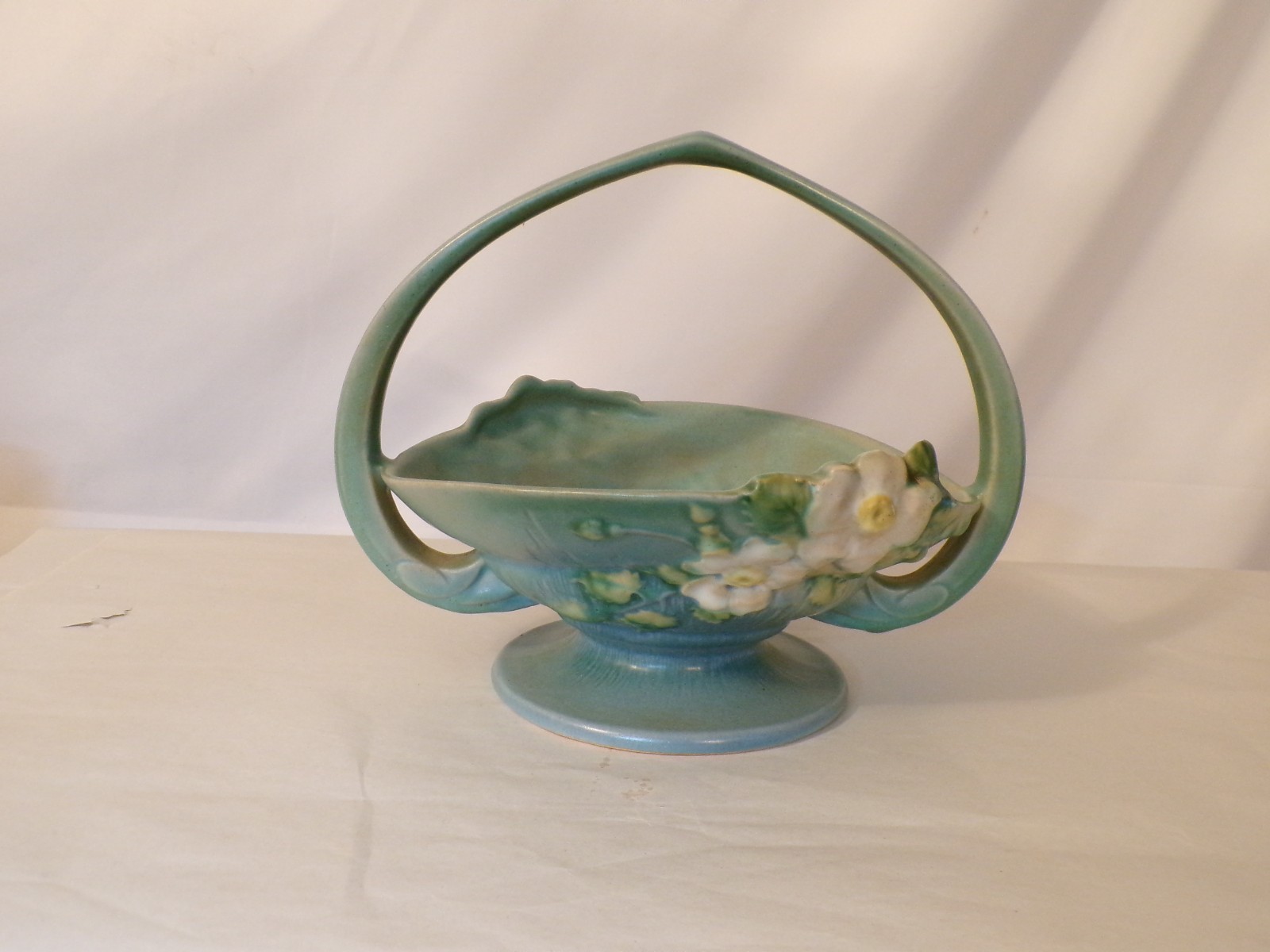 Vintage Roseville Pottery White Rose On Blue Basket #362-8. Vintage Roseville Pottery White Rose On Blue Basket #362-8.