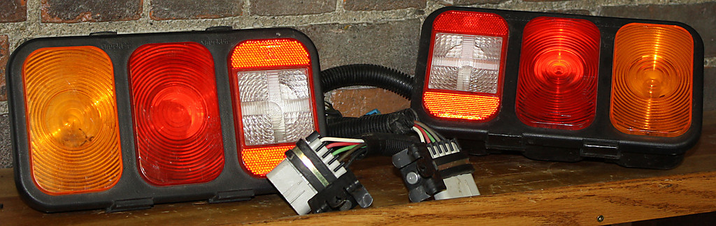 Truck-Lite Trailer Light Assembly Pair of L&R w/ Brackets R-S1 SAE A(2)R 91