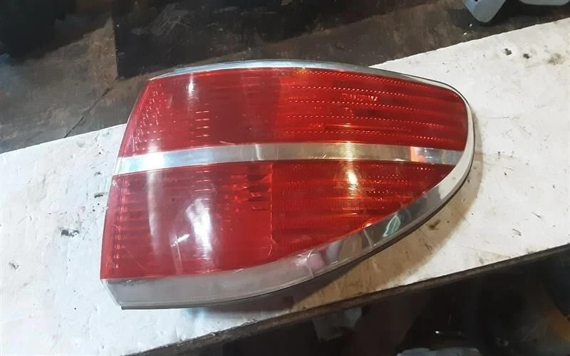 2007-2010 Saturn Outlook Rear Passenger Tail Light quarter panel mounted OEM